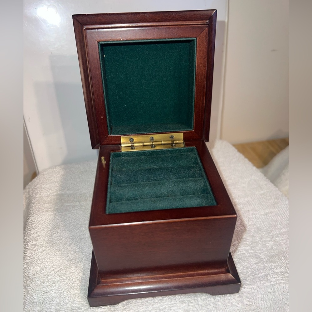 The Bombay Company - Musical Mahogany Wood Jewelry Box : Velvet Lined Ring Box